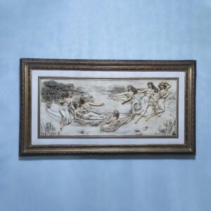 “El Nacimiento de la Belleza” — Relieve Clásico en Marco Dorado